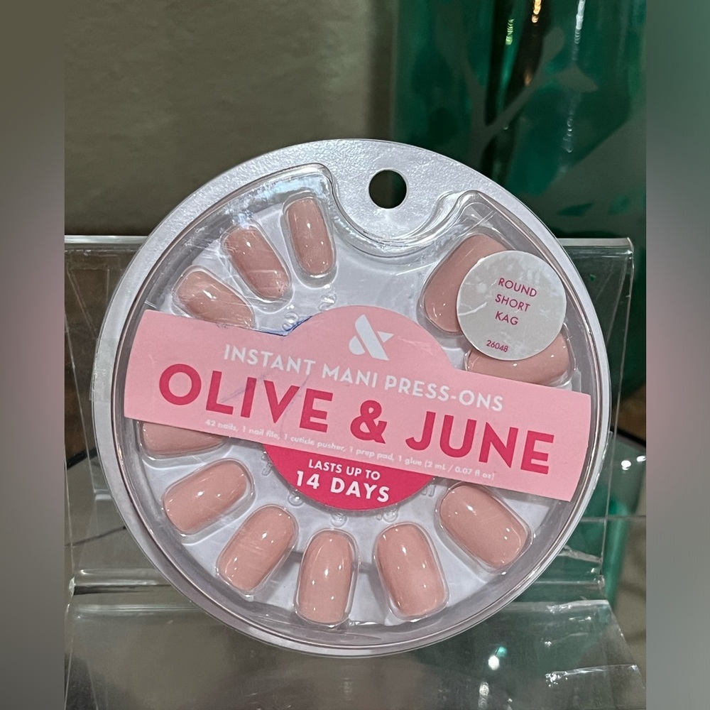 Olive & June Instant Mani Press-Ons in Nude color KAG, Round, Short, new!